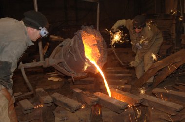 dökümhane - erimiş metal pota kalıp içine dökülür.