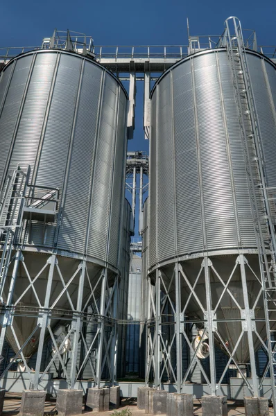 Зерновые лифты — стоковое фото