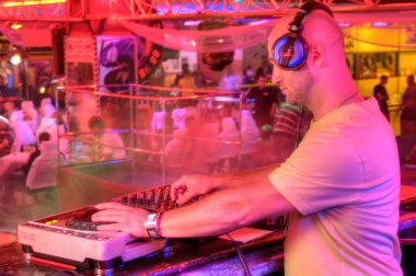 DJ Kumanda panelinin arkasında