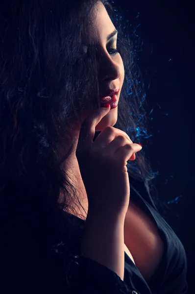 Beautiful fashionable woman in black background — Stock Photo, Image