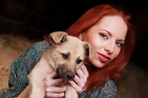एक तरुण स्त्री तिच्या कुत्र्याबरोबर खेळत — स्टॉक फोटो, इमेज