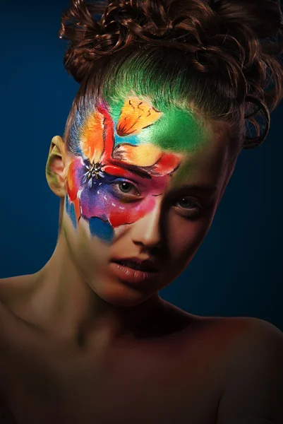 Retrato chica con maquillaje de moda y flores — Foto de Stock