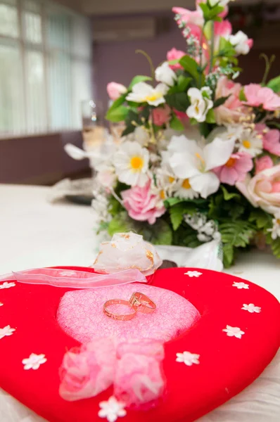 Two wedding rings lie on a tray — Stock Photo, Image