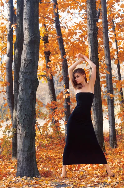 Heiße junge Frau im Herbstpark — Stockfoto