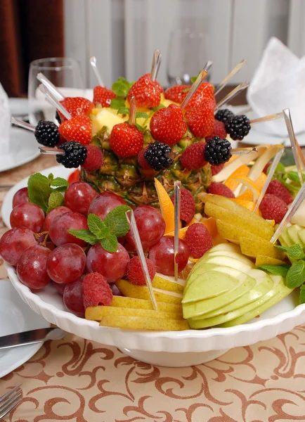 Gâteau au chocolat aux fruits avec une délicieuse crème — Photo