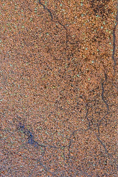 Ржавый коричневый текстурированный металл на воде — стоковое фото