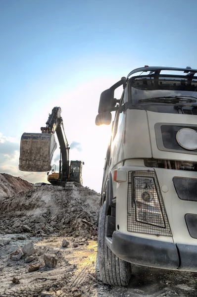 Carga de un gran camión de material de construcción —  Fotos de Stock