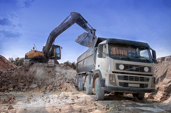 Загрузка большого грузового строительного материала
