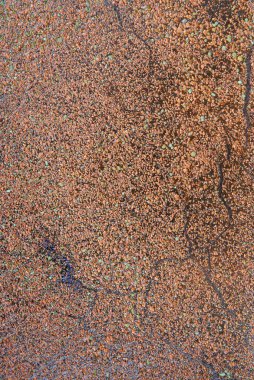 paslı kahverengi dokulu metal su