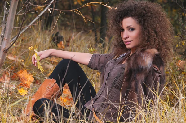 Hot young woman in autumn park — Stock Photo, Image