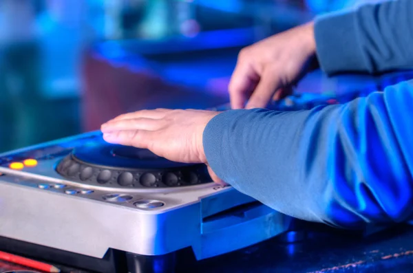 DJ gece kulübünde bir parça karışımları — Stok fotoğraf