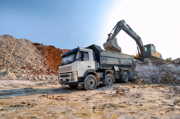 Carga de un gran camión de material de construcción — Foto de Stock