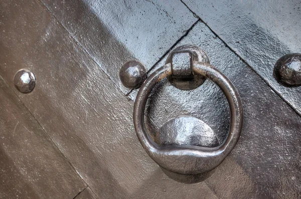 Güçlü ahşap bir kapı ile ağır perçin — Stok fotoğraf