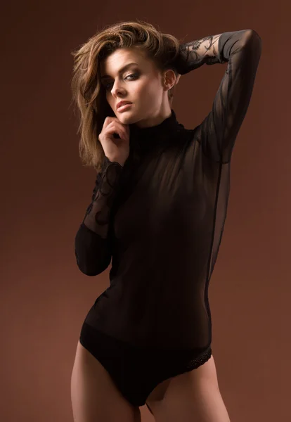 Chica de moda posando sobre fondo oscuro - retrato —  Fotos de Stock