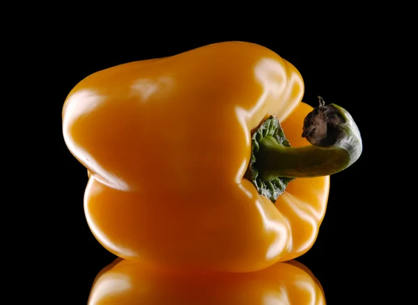 Żółta papryka słodka na czarnym tle — Zdjęcie stockowe