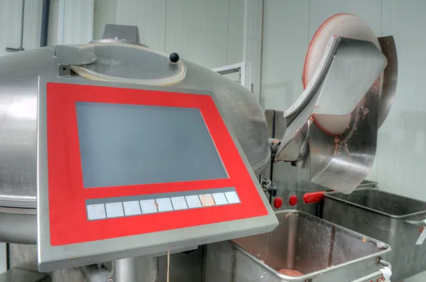 การผลิตเครื่องจักรไส้กรอกในโรงงาน — ภาพถ่ายสต็อก