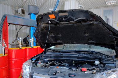 kırık araba, oto tamir atölyesi