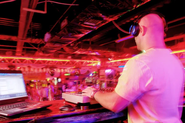 DJ derrière le panneau de commande — Photo