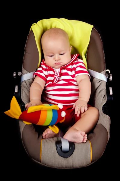 快乐的小宝贝在婴儿车中的肖像. — 图库照片