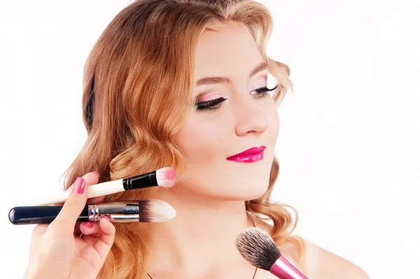 Make-up proces van een jonge mooi meisje — Stockfoto