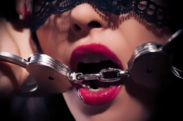 Kelepçeli güzel bir kadın.