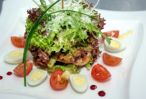 Salada com carne e ovos — Fotografia de Stock