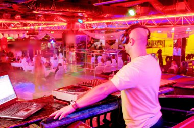 DJ Kumanda panelinin arkasında