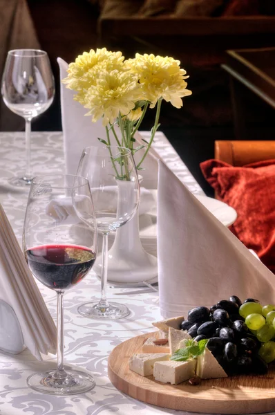 红酒，葡萄和桌上的奶酪 — 图库照片