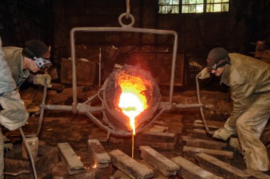 dökümhane - erimiş metal pota kalıp içine dökülür.