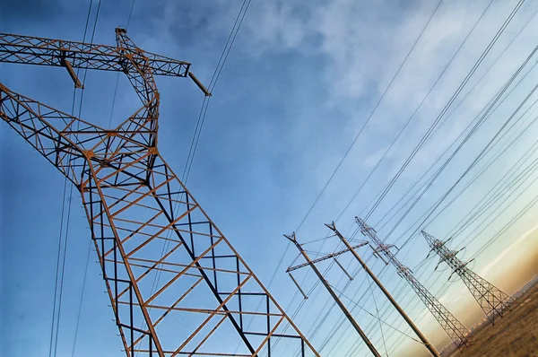 Pólo de utilidade de energia elétrica no céu nublado — Fotografia de Stock