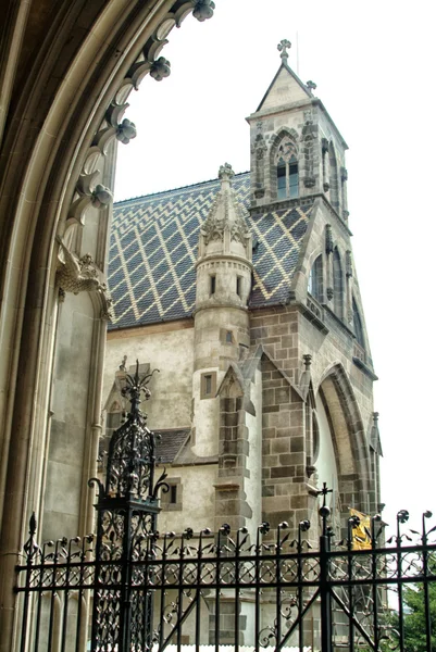 Katedraalin ulkopuoli — kuvapankkivalokuva
