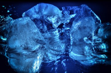 Yerde buz parçaları yatıyordu.