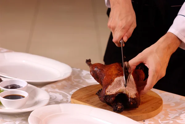 Cocinar pato asado en el restaurante — Foto de Stock