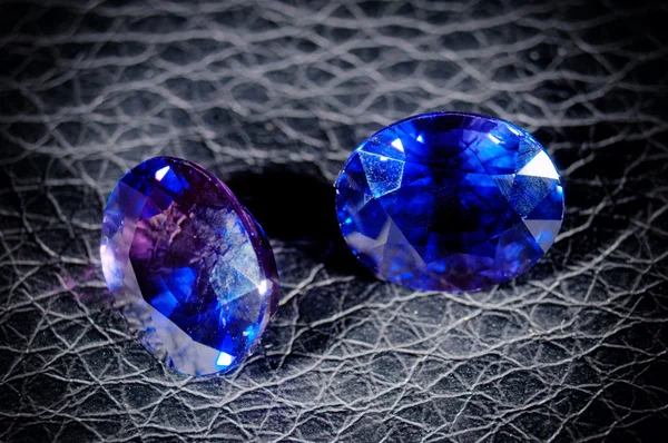 Diamantes azules aislados sobre fondo negro . — Foto de Stock