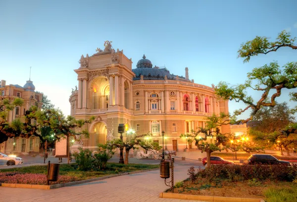 Odessa'da bina eski opera Tiyatrosu Ukrayna gece — Stok fotoğraf