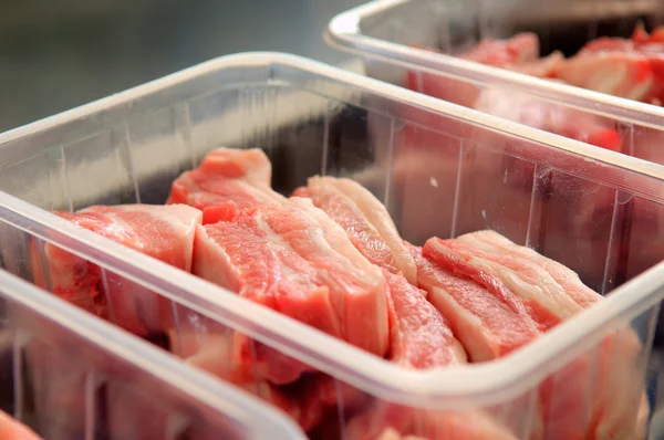 Pedaços de carne em um recipiente — Fotografia de Stock