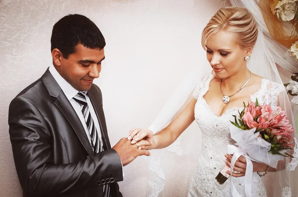 Intercambio de anillos de boda — Foto de Stock