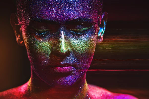 Glitter make-up op een mooie vrouw gezicht op een zwarte achtergrond — Stockfoto