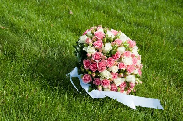 Bukiet ślubny z róż w trawie — Zdjęcie stockowe