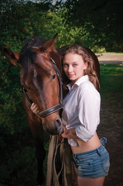 Menina em uma camisa e um cavalo — Fotografia de Stock