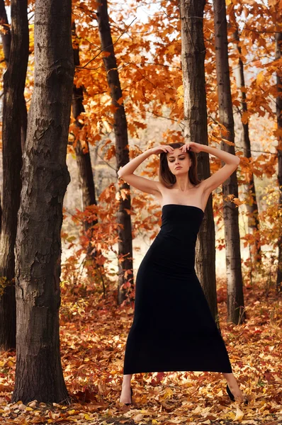 Jeune femme chaude dans le parc d'automne — Photo