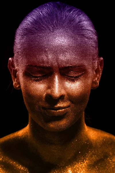 黒の背景の上に美しい女性の顔にキラキラメイク — ストック写真