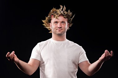 Yunan tanrısı giymiş adam