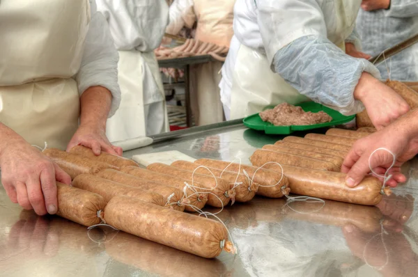 Primer plano haciendo salchichas proceso automático — Foto de Stock