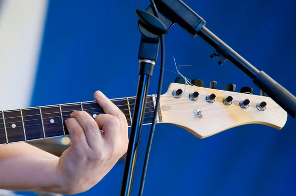 Suonare la chitarra — Foto Stock