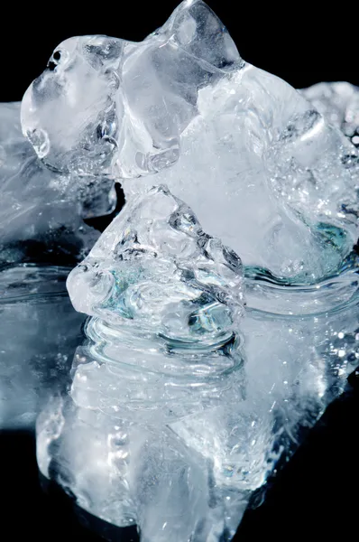 氷の塊が地面に横たわり — ストック写真