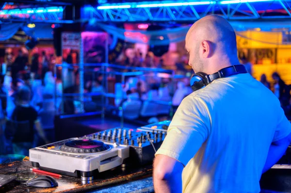 DJ Kumanda panelinin arkasında