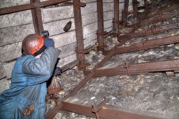 Тоннель в темноте от угольной шахты