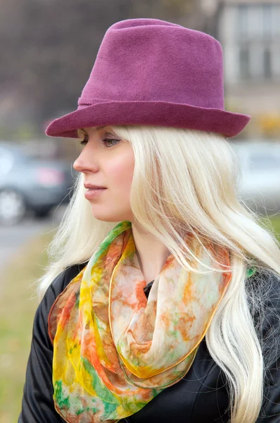 Femme au chapeau lilas — Photo