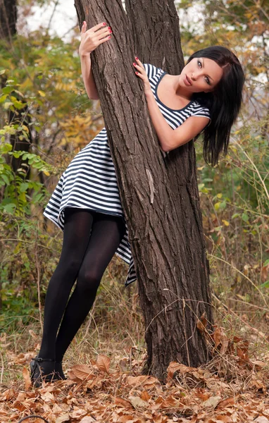Bir ağacın yanında duran kadın. — Stok fotoğraf